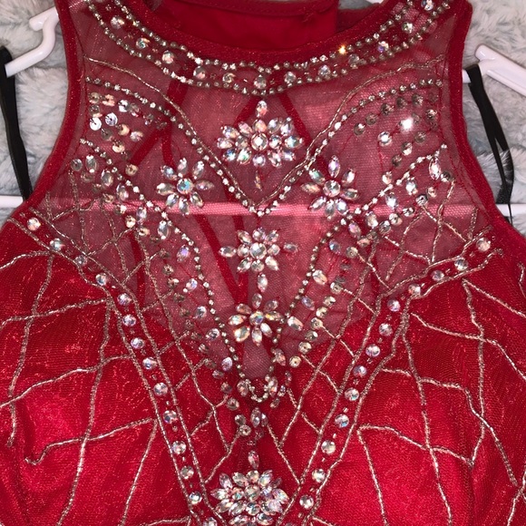 Short red two piece dress with beading - Picture 2 of 7